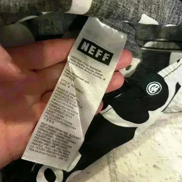 Men’s Neff Disney Mickey Mouse “Oh Boy” Button down Short Sleeve Shirt Size S - Picture 4 of 5